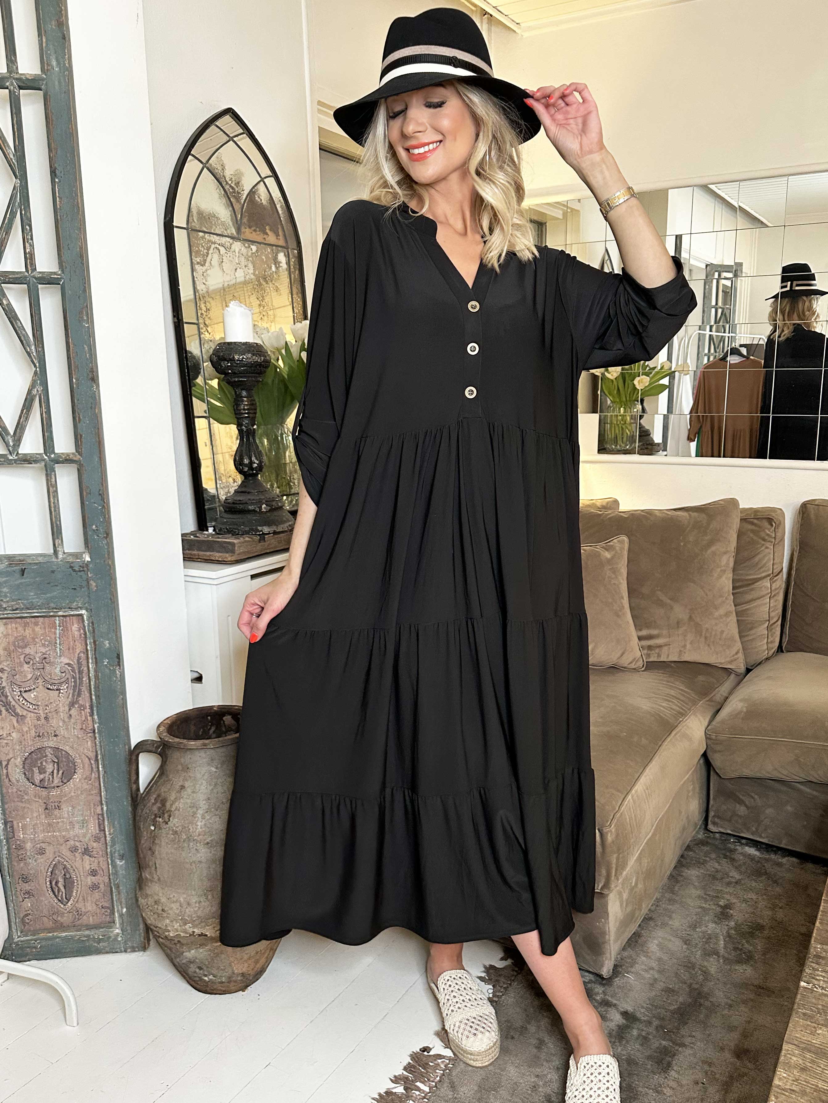 Milano Plain - Lang ensfarvet kjole med lag på lag look